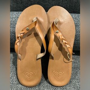Women size 8 leather Roxy flip flops